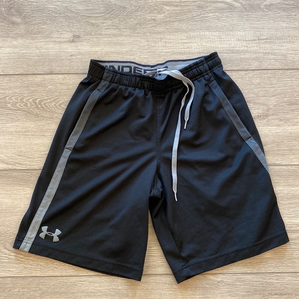 UNDER ARMOUR LOOSE FITTING SHORTS SIZE SMALL